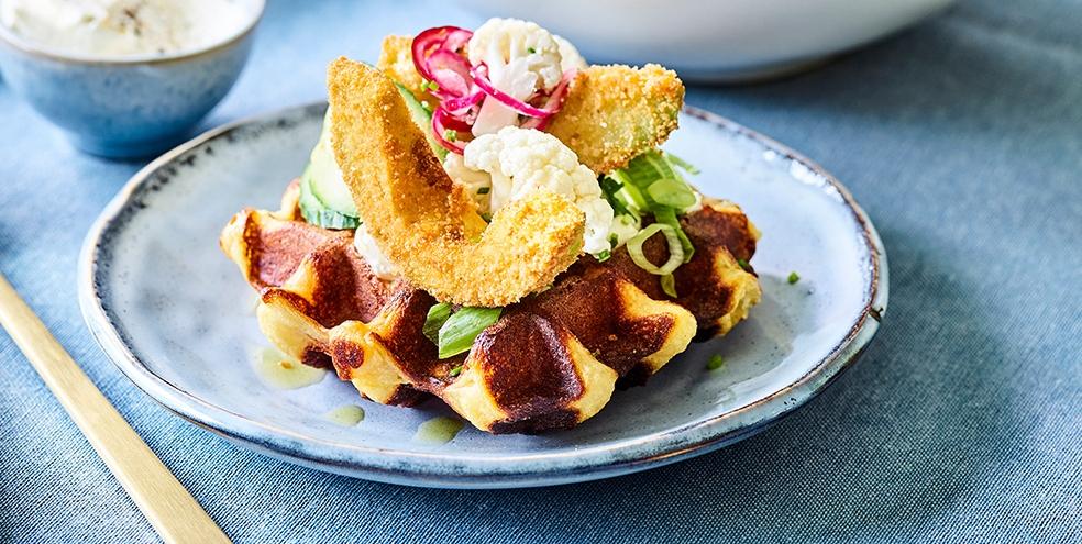Aardappelwafeltjes met avocado en Pont L’évêque Kaas