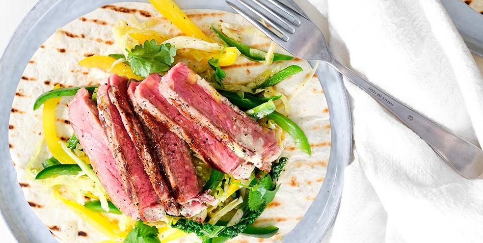 Fajita met gewokte savooikool en reepjes entrecôte
