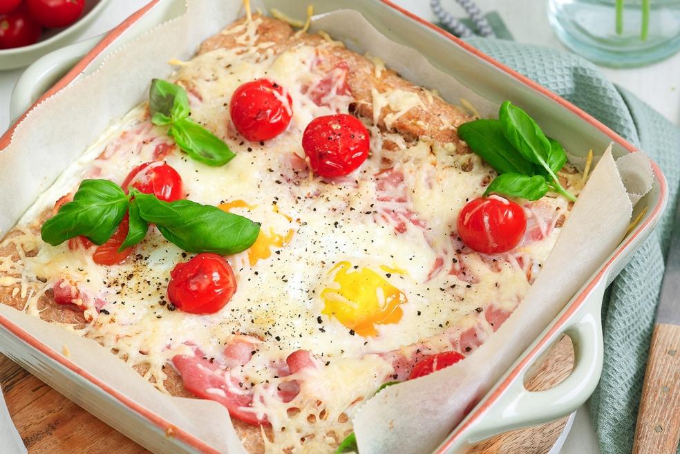 Ontbijtbrood met ei, spek en kerstomaatjes