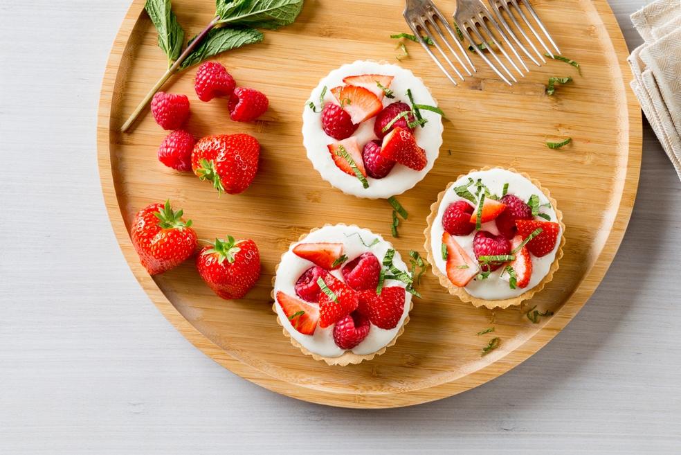 Frambozen-aardbeientaartjes met yoghurt-mascarponevulling