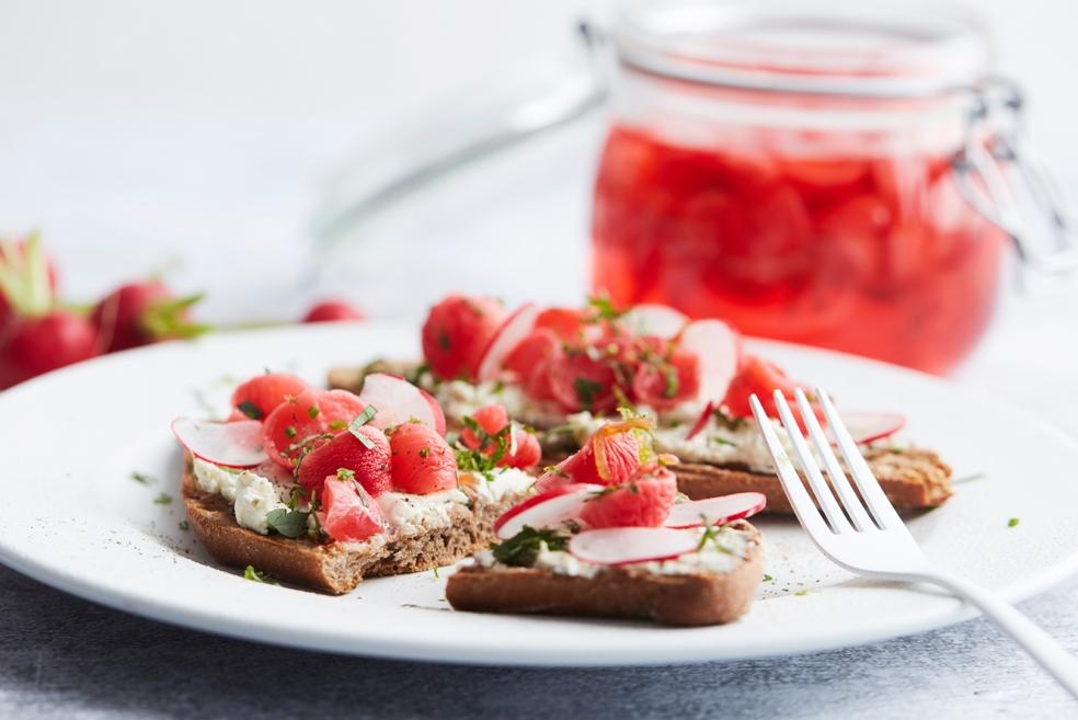 Broodje met verse kaas en gepekelde radijzen