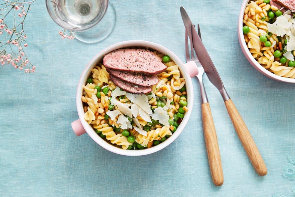 Fusillibowl met erwtjes, witloof en eendenborstfilet