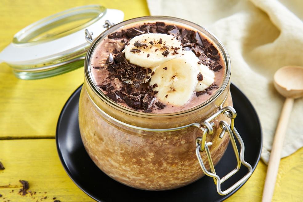Overnight oats met chocolade en banaan
