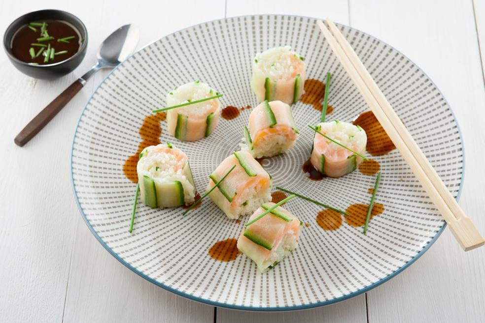 Sushi van komkommer, gerookte zalm en basmatirijst