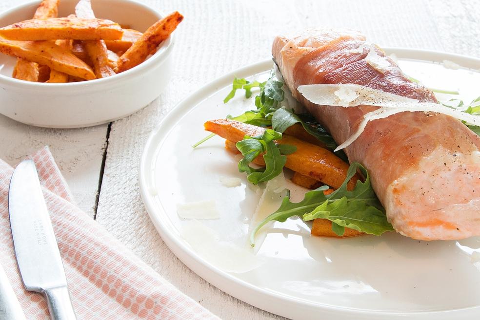Gebakken zalm met zoete aardappelfrietjes