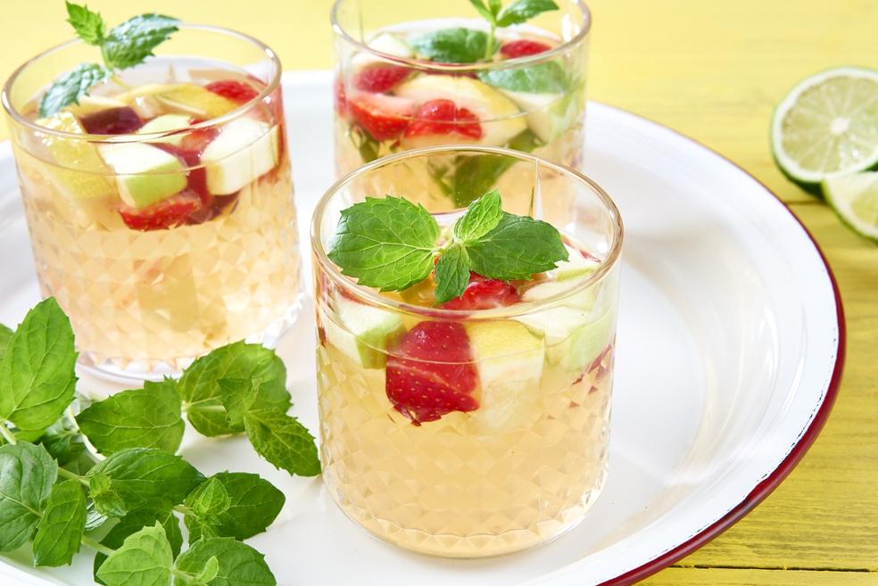 Witte sangria met zomerfruit