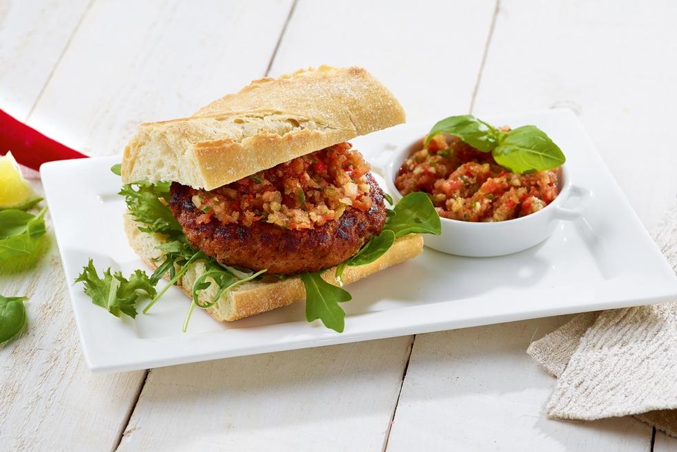 Chorizoburger met pikante salsasaus