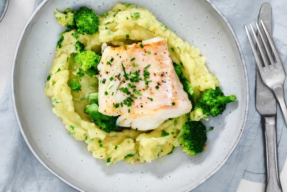 Gepekelde kabeljauw met aardappelvinaigrette en broccoli