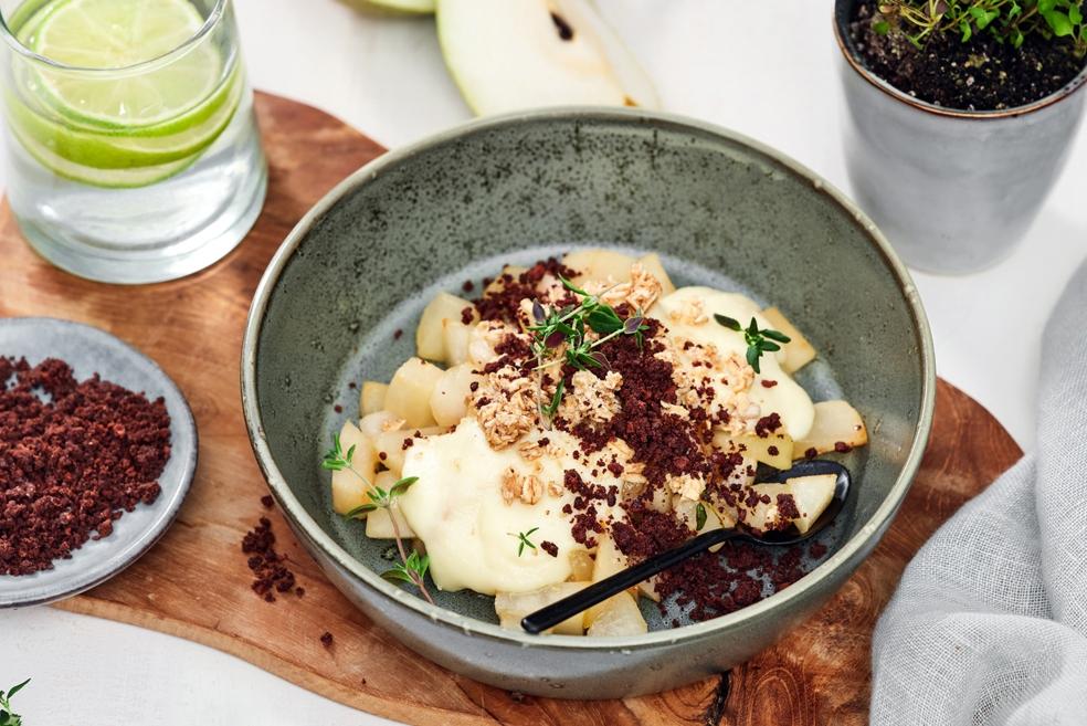 Pastinaak-chocolademousse met peer en cacaocrumble