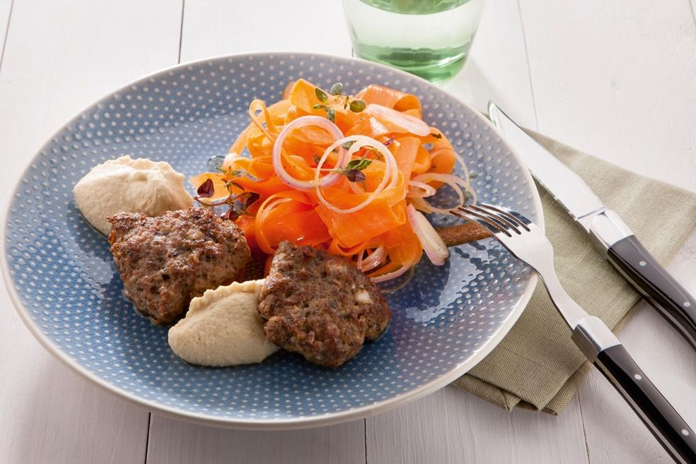 Fricandon, hummus en wortelsalade