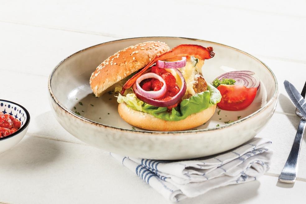 Hamburger met gorgonzola en spek