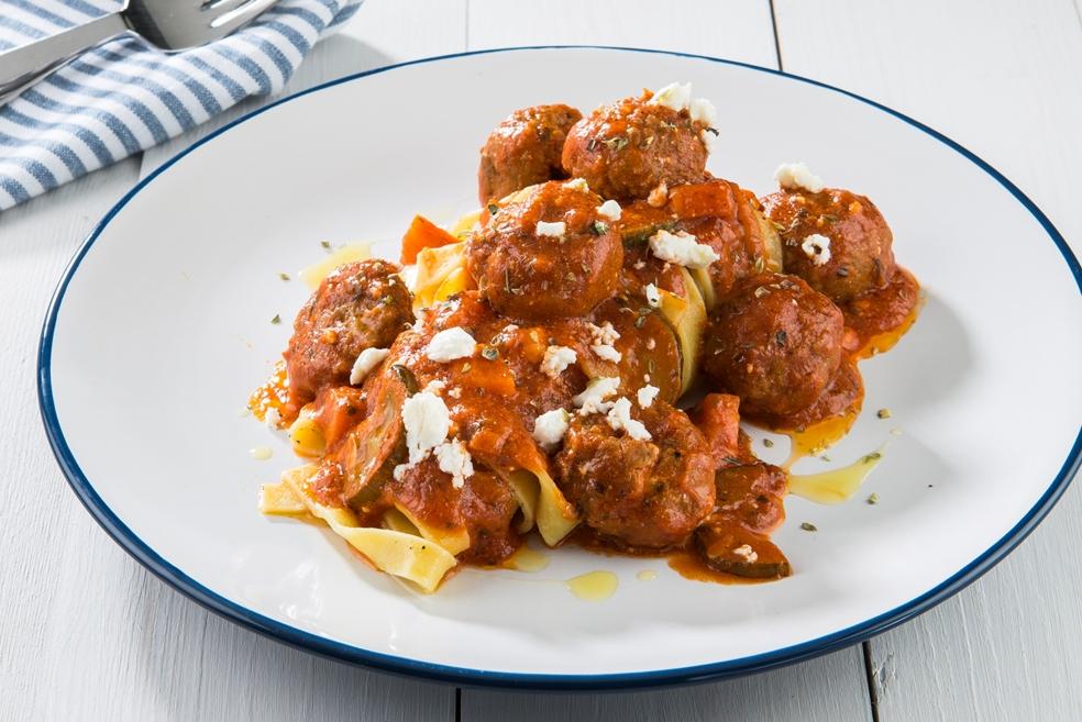 Gehaktballetjes met feta en tomatensaus