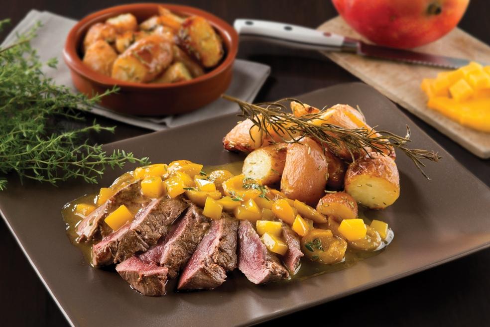 Hindesteak met mango- en mirabellencompote en Nicola-aardappelen