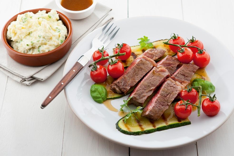 Gebraden Ierse rib eye met aardappelmousseline en gegrilde groenten
