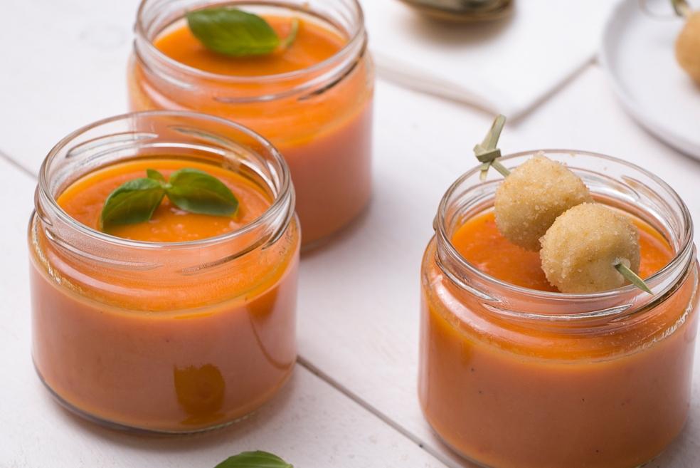 Pittige wortelsoep met krokante kaasballetjes