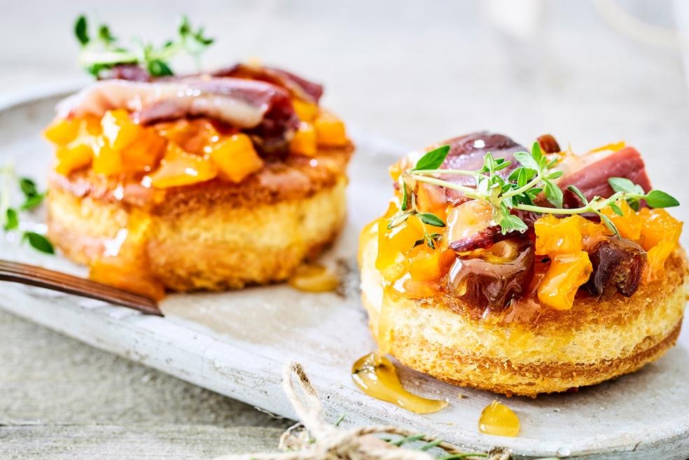 Toast pompoenconfituur met gerookte eend en dadels