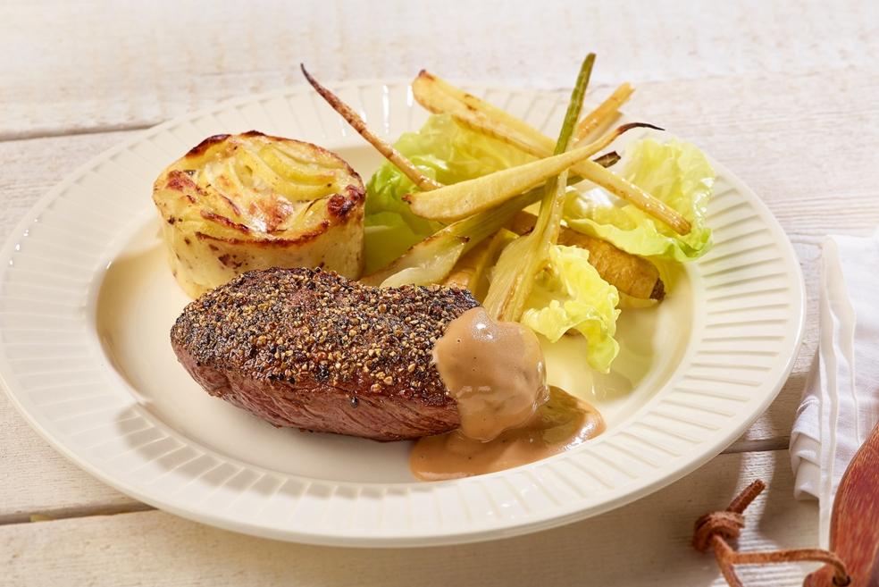 Pepersteak met aardappelgratin en pepersaus
