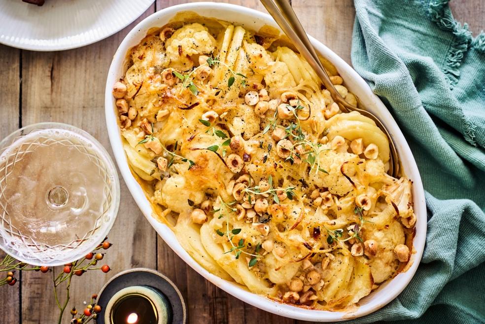 Bloemkool-pastinaakgratin met hazelnoten en fonduekaas