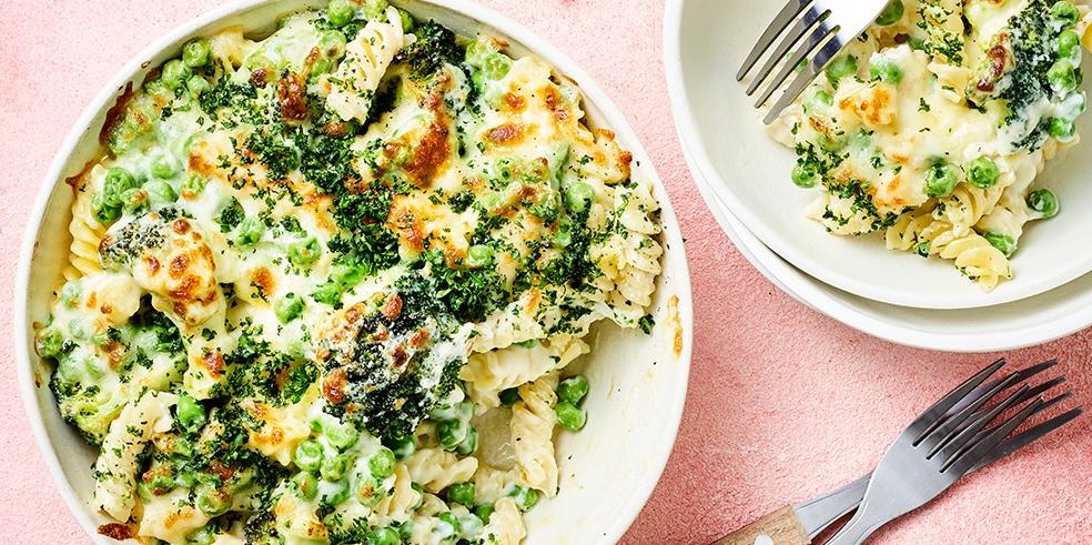 Fusilli met kaassaus, broccoli en erwtjes