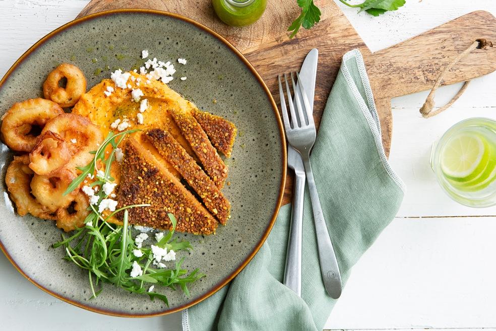 Quinoaburger met zoete aardappelpuree & krokante uiringen