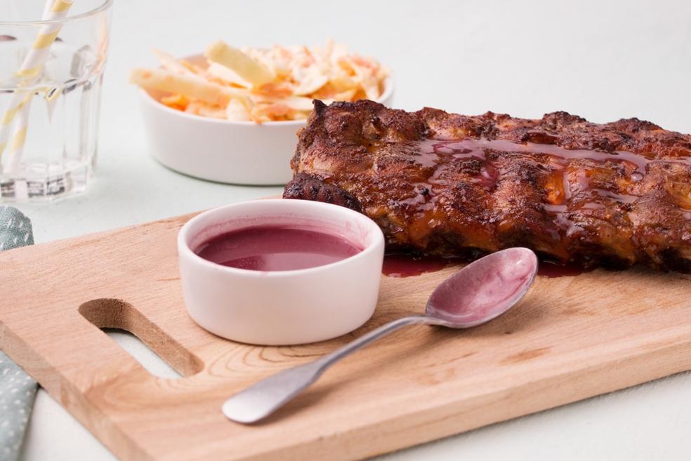 Gemarineerde rugrib met koolsla en honing-portosaus