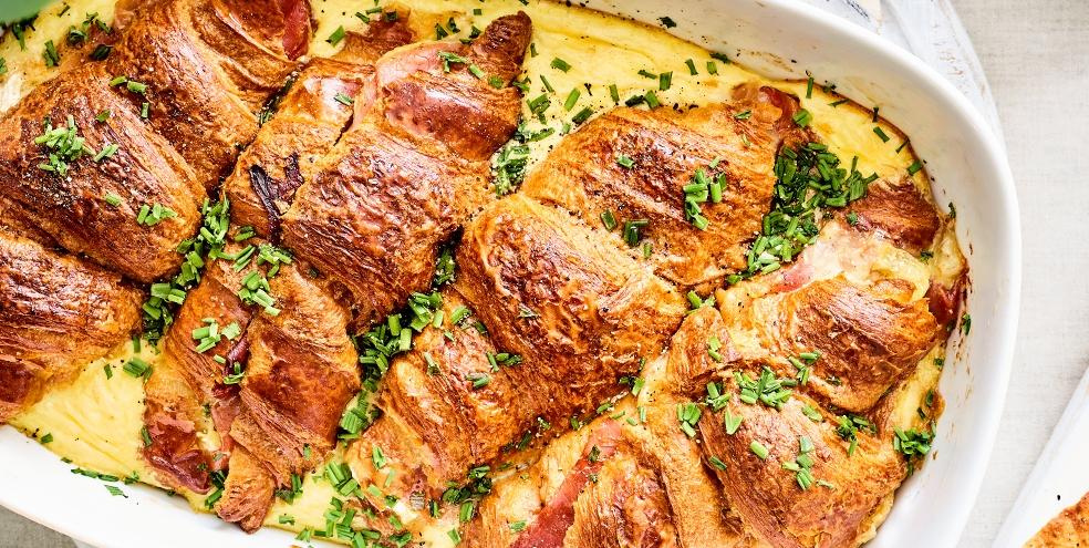 Croissantschaal met Serranoham en Crémeux de Normandie