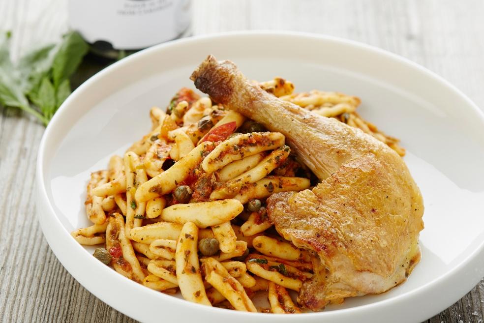 Parelhoen met pasta alla puttanesca