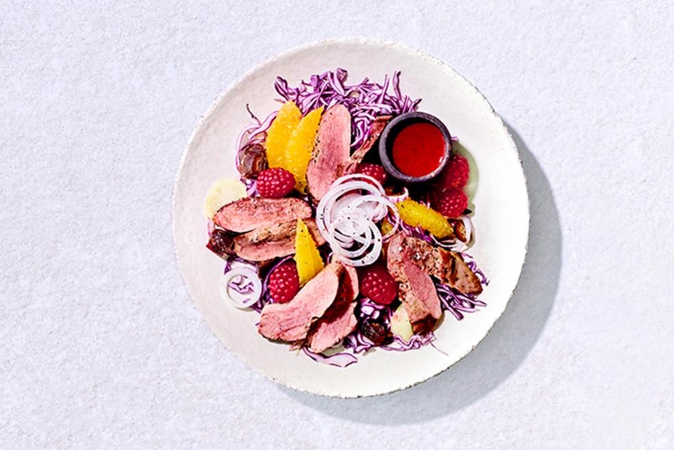 Gebakken eendenborst met dadels, rodekool en frambozen