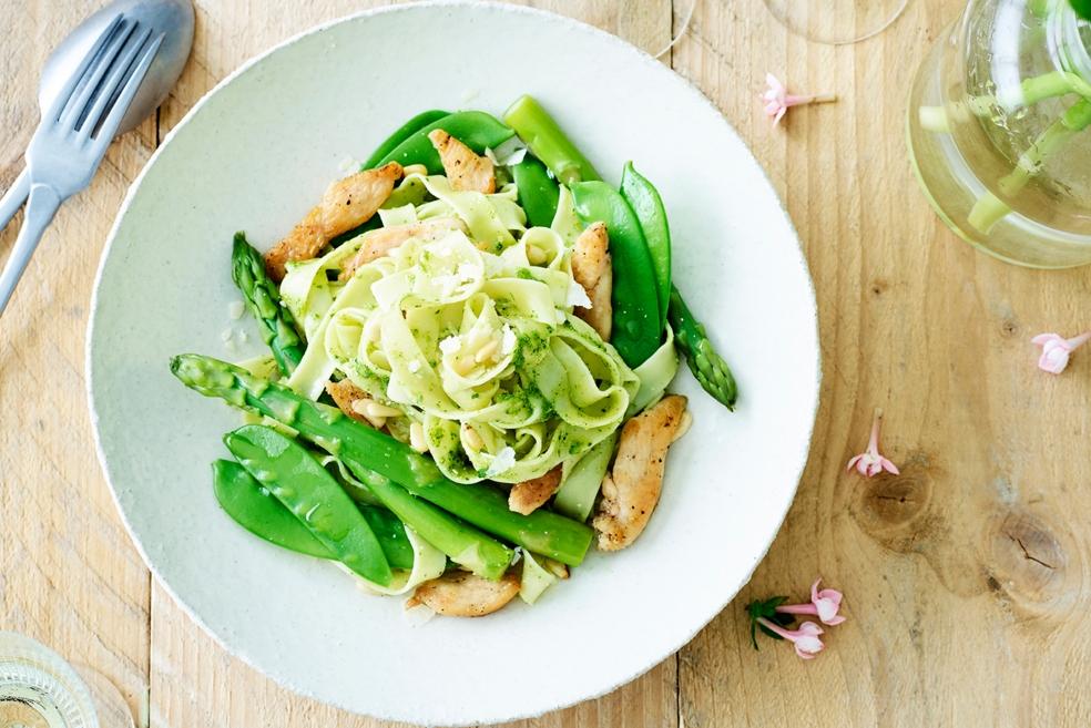 Pastasalade met kip, groene asperges, peultjes en peterselie-rucolapesto