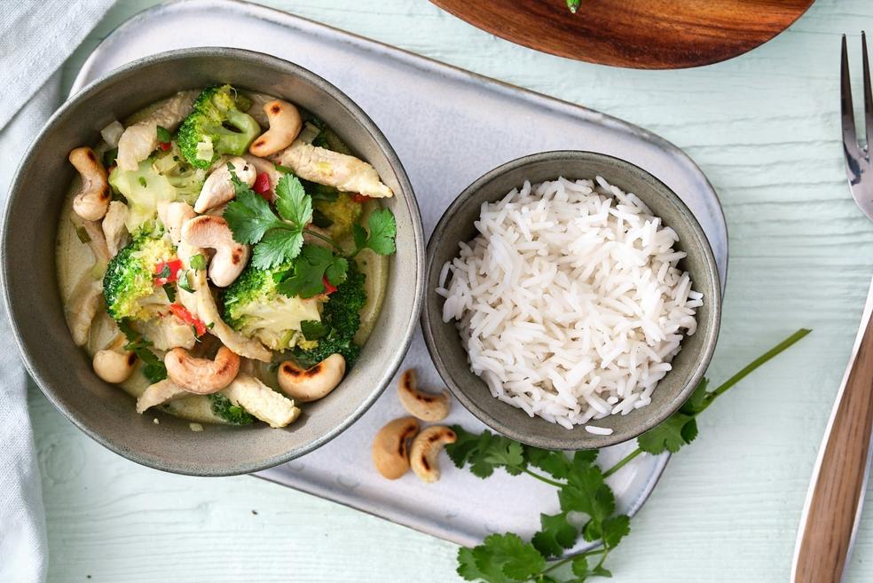 Wok met varkensvlees, broccoli en kokossausje