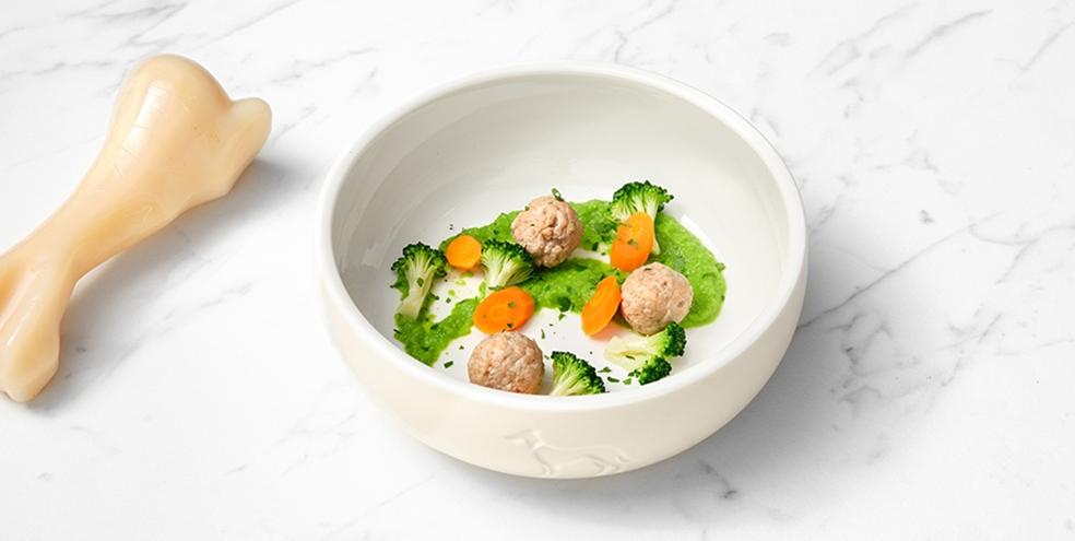 Homemade Doggy Ballz (Kippengehaktballetjes met erwtencrème)