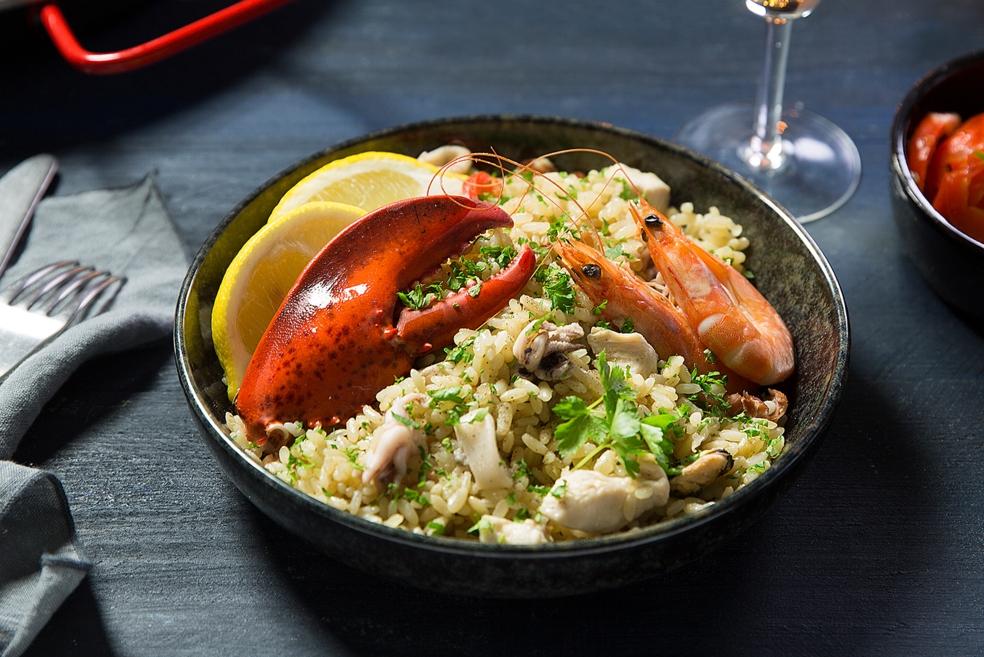 Paella met kreeft en gegrilde paprikasalade