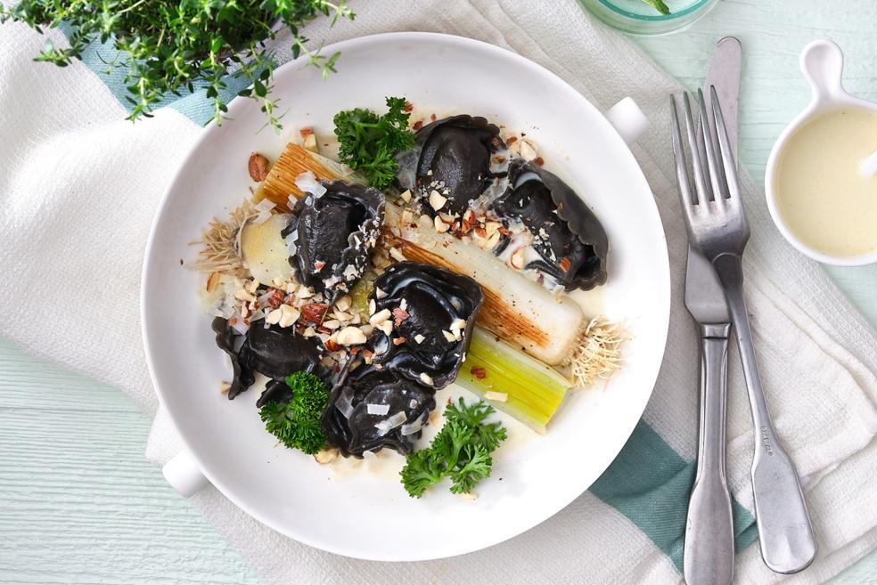 Zwarte zalmtortelloni met gebakken prei en witte wijnsaus