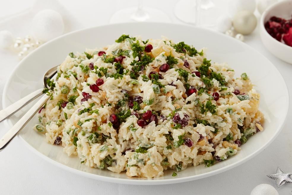 Rijstsalade met boontjes, noten en ananas