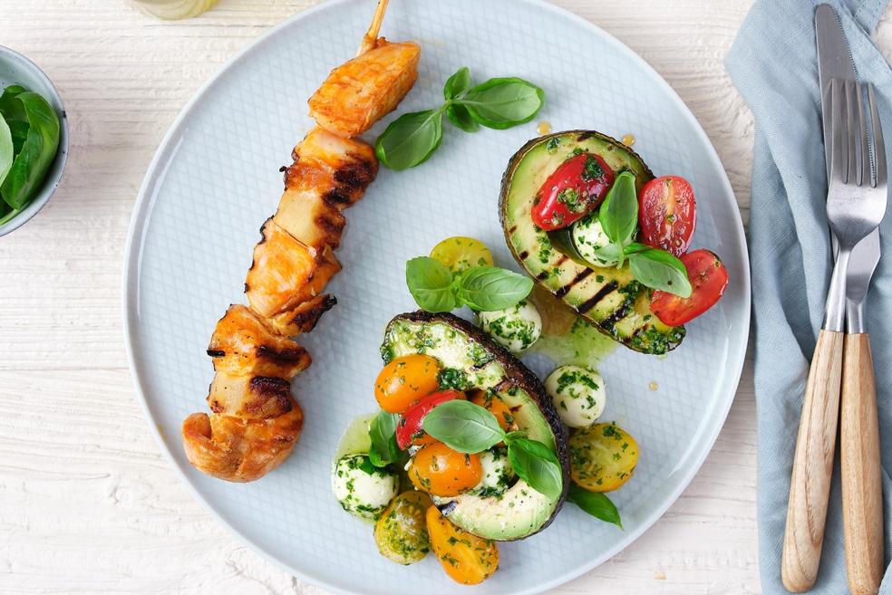 Kippenbrochetten met avocado caprese