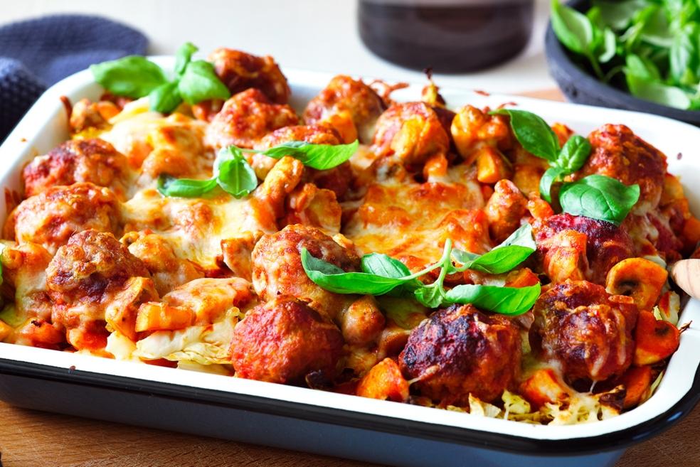 Pastaschotel met herfstgroenten en gehaktballetjes