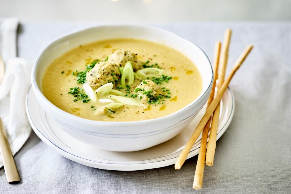 Preisoep met visballetjes en grissini