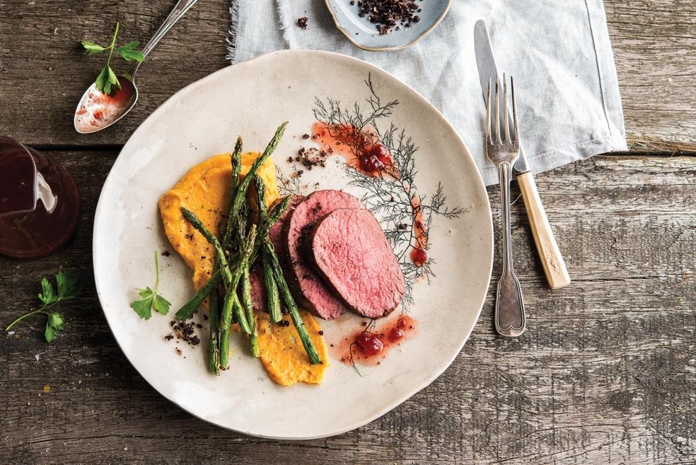 Hindegebraad met groene asperges en pompoen