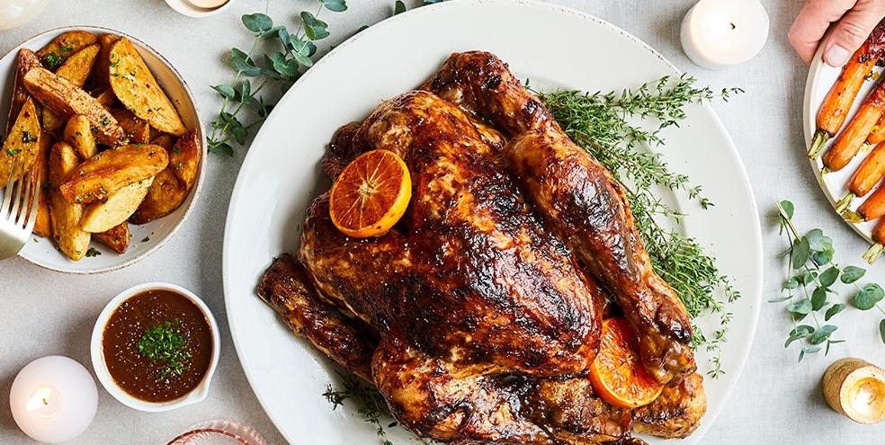 Gelakte kalkoen met in Iberische bellota gerolde worteltjes en krokante ovenwedges