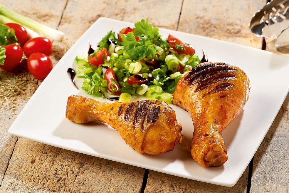 Kippenonderbouten met tomaat en lente-ui