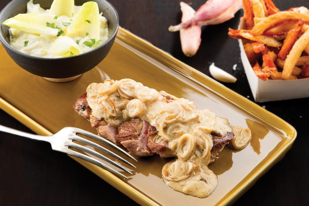 Parelhoen met een sjalot-mosterdsausje, witloofslaatje en frietjes van pastinaak