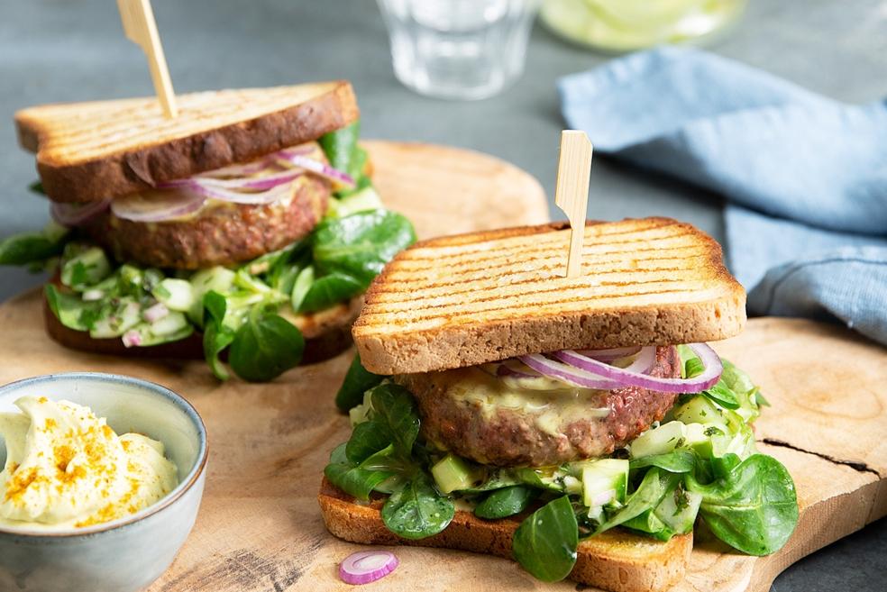 Vegan burger met veldsla & komkommersalsa