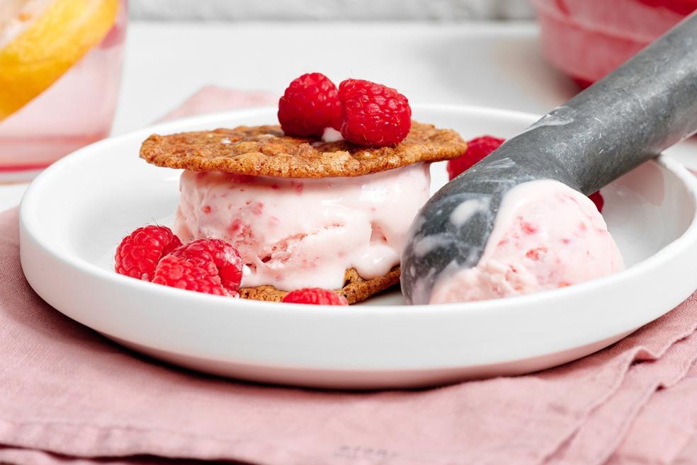 Snel frambozenroomijs met kletskopjes