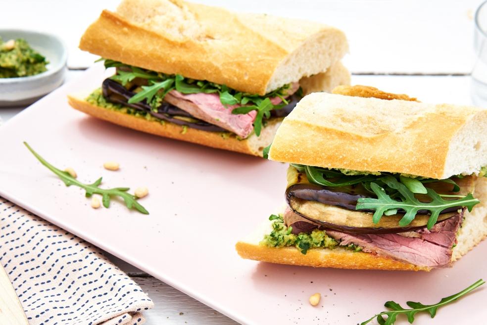 Broodje rosbief met gegrilde aubergine