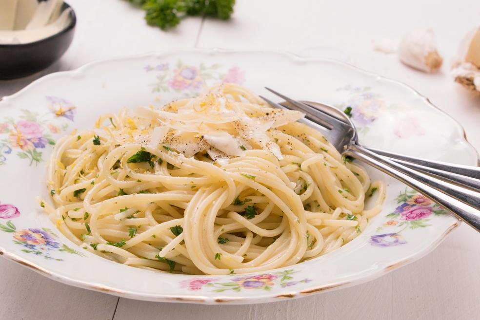 Spaghetti met citroen, look en peterselie