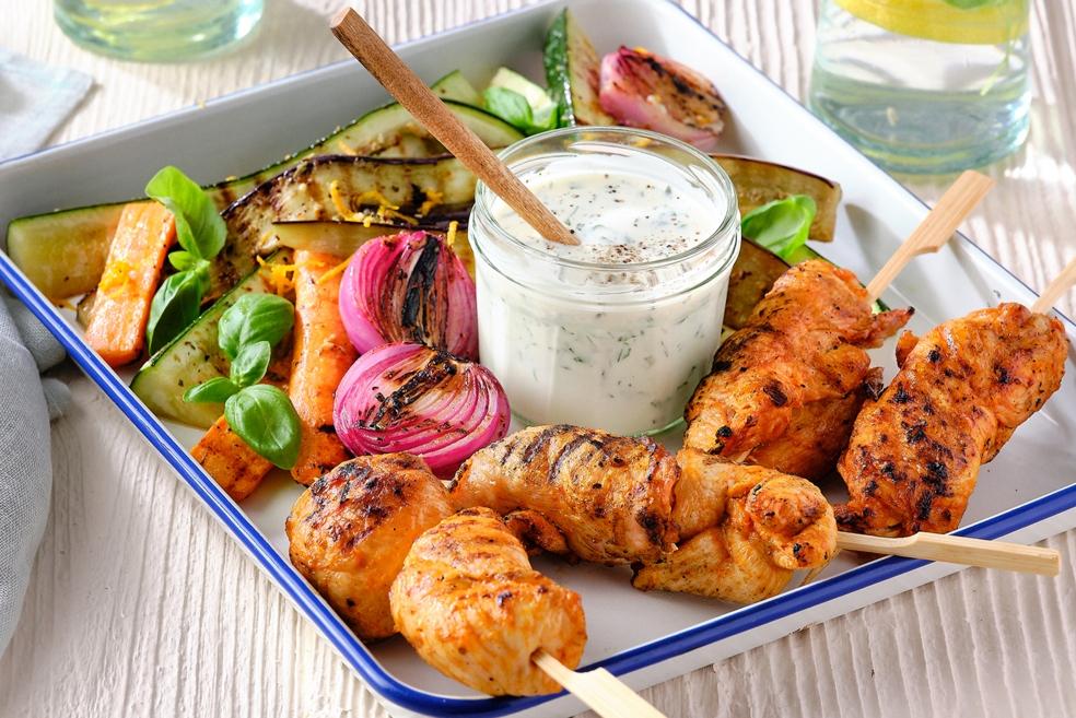 Kipfiletbrazades met pittig gegrilde groentesalade