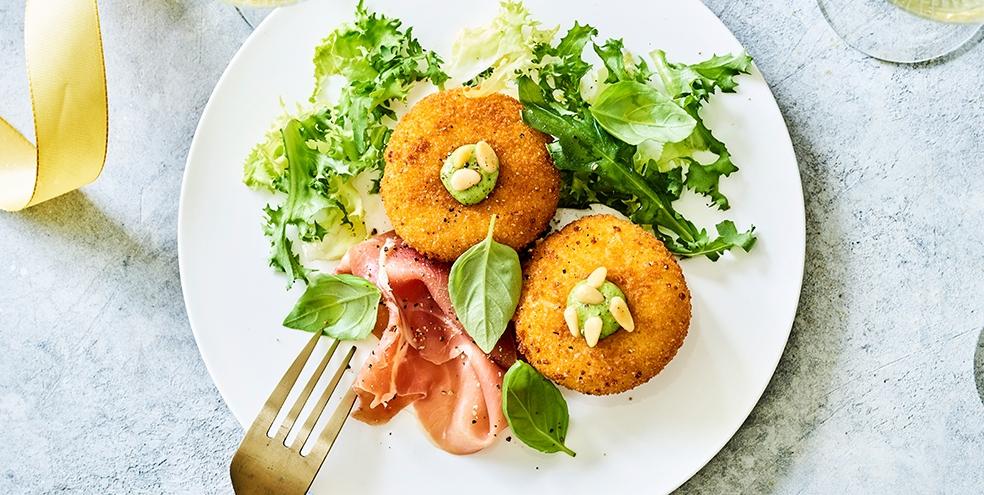 Kaaskroketjes met pestomayonaise en Iberische bellota