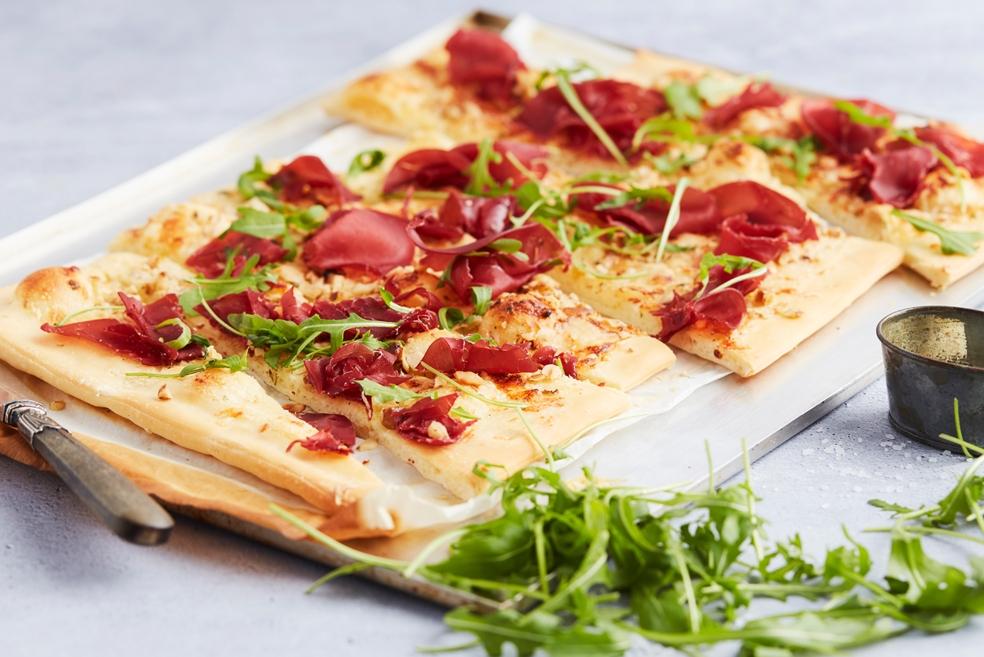 Pizza met mascarpone, truffel en bresaola