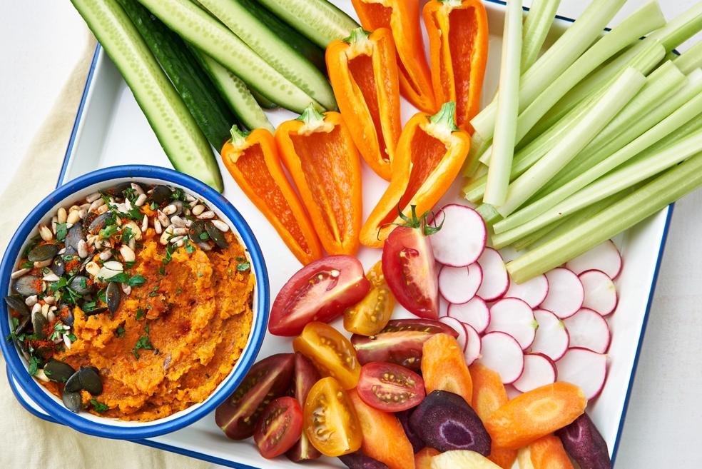 Geroosterde worteldip met snackgroentjes