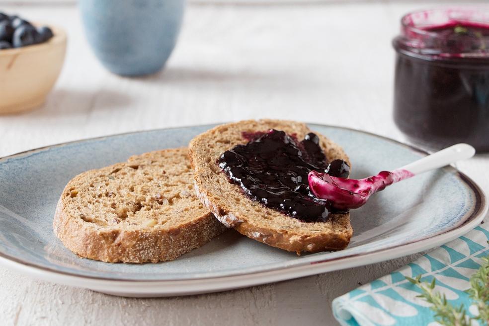 Boterham met blauwebessenconfituur